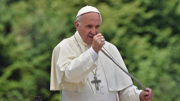El papa Francisco oficia una ceremonia durante su visita al municipio italiano de Barbania