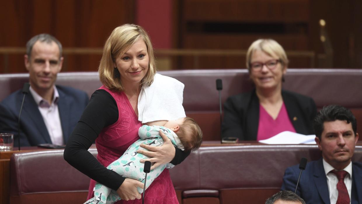 Una senadora australiana amamanta a su bebé mientras presenta una moción en el parlamento