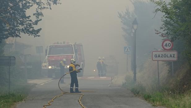 Un helicóptero lanza agua sobre el pinar de Arazuri donde esta tarde se ha iniciado un incendio forestal hasta donde se han desplazado efectivos que trabajan en su extinción