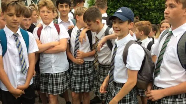 Decenas de niños en Reino Unido deciden ir al colegio en falda