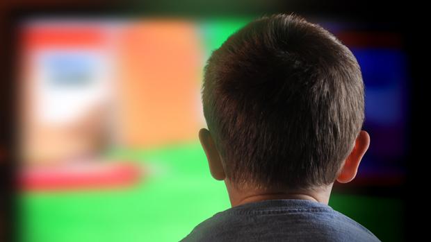 Un niño mira la televisión