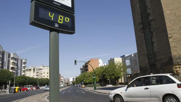Las temperaturas de los coches aparcados al aire libre pueden superar los 45 grados