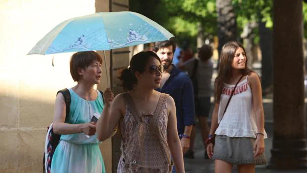 Un grupo de personas se guarece del calor en la ciudad española de Córdoba