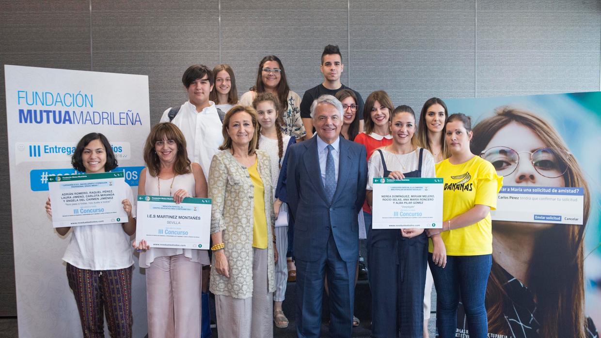 Foto de familia de los premiados junto a la delegada del Gobierno para Violencia de Género (izda), María José Ordóñez, y el presidente de la Fundación Mutua Madrileña, Ignacio Garralda (centro)