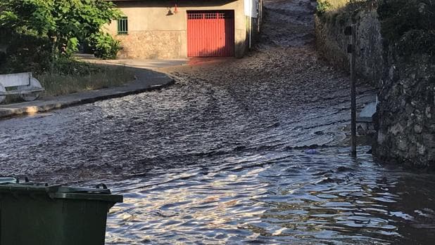 La rotura de la presa ha provocado una riada de agua y lodo en Valverde de la Vera