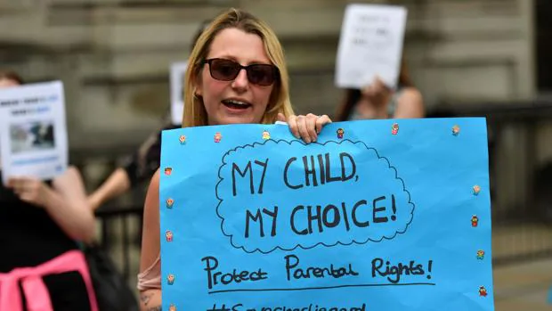 Una mujer se manifiesta en Londres a favor del niño Charlie Gard