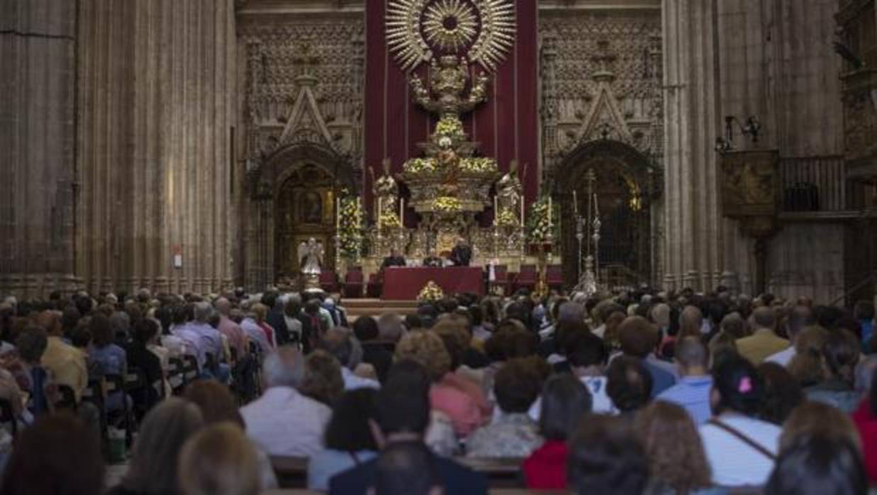 Los celíacos deben comulgar bebiendo del cáliz, según la Conferencia Episcopal Española