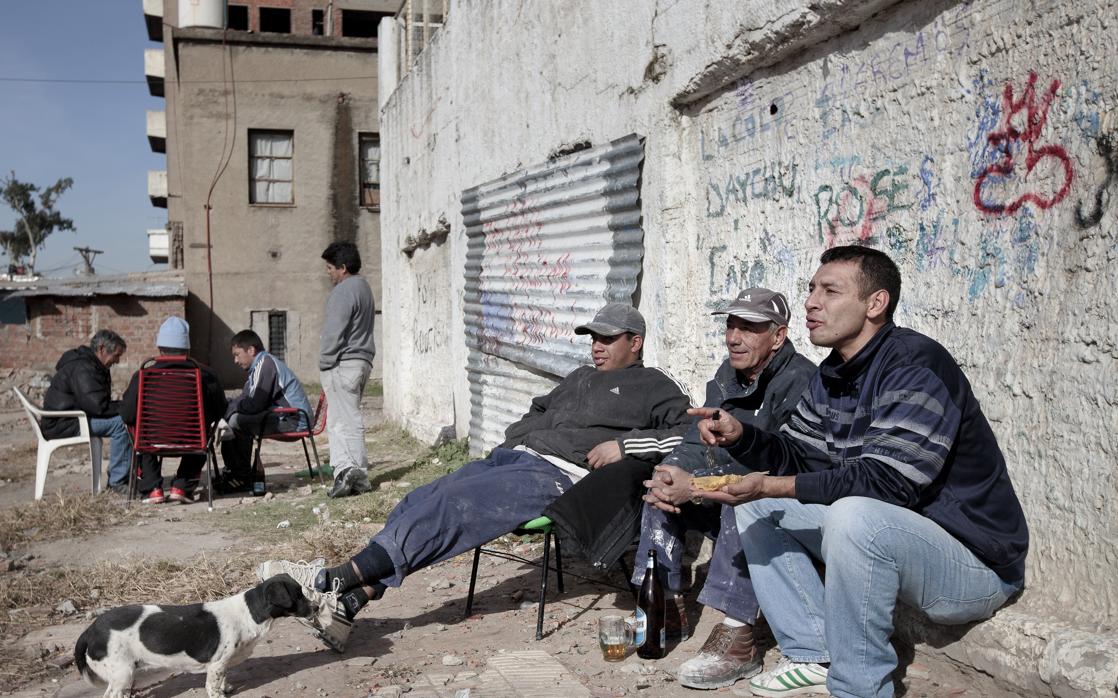 Un grupo de habitantes de la ciudad oculta en un terraplén