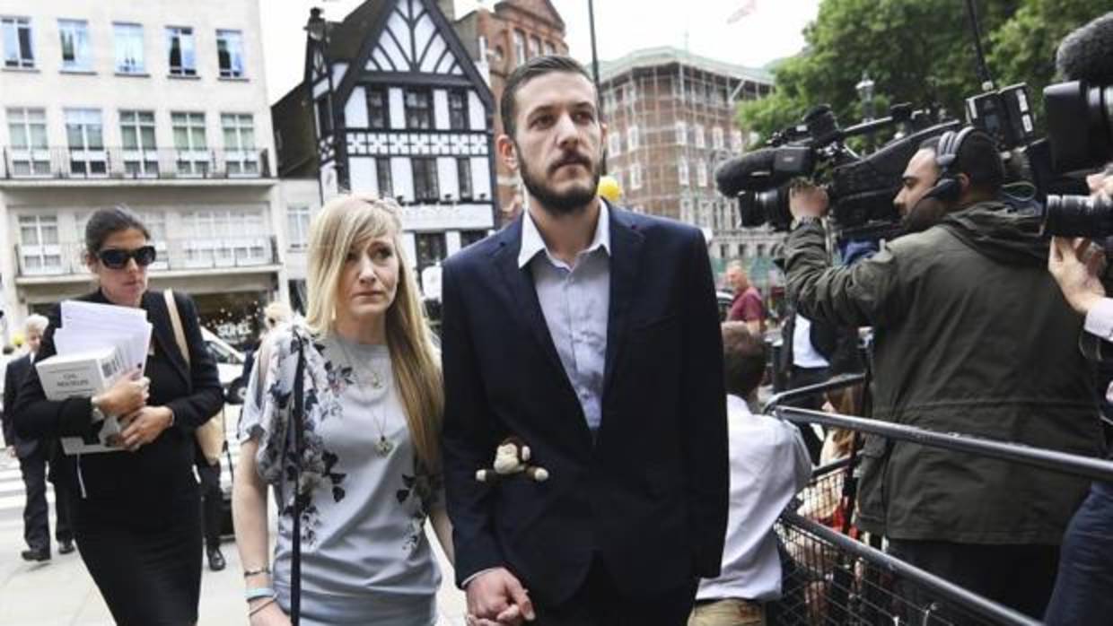 Los padres del bebé de 11 meses Charlie Gard, que padece una enfermedad congénita terminal