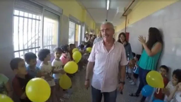 Fragmento del vídeo publicado en YouTube y Facebook en que Pepe, profesor jubilado del CEIP Príncipe Felipe, en el ceutí barrio El Príncipe, es homenajeado