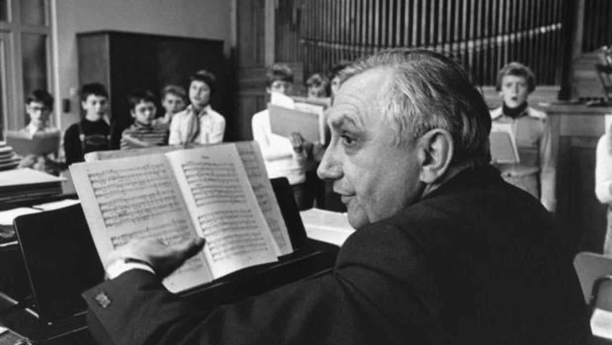 Foto de archivo tomada en 1989 de Georg Ratzinger, hermano de Benedicto XVI, durante un ensayo del coro.