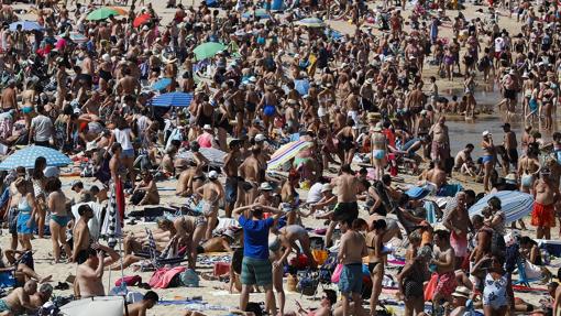 Aglomeraciones en la Playa de La Concha, en San Sebastián, por el calor