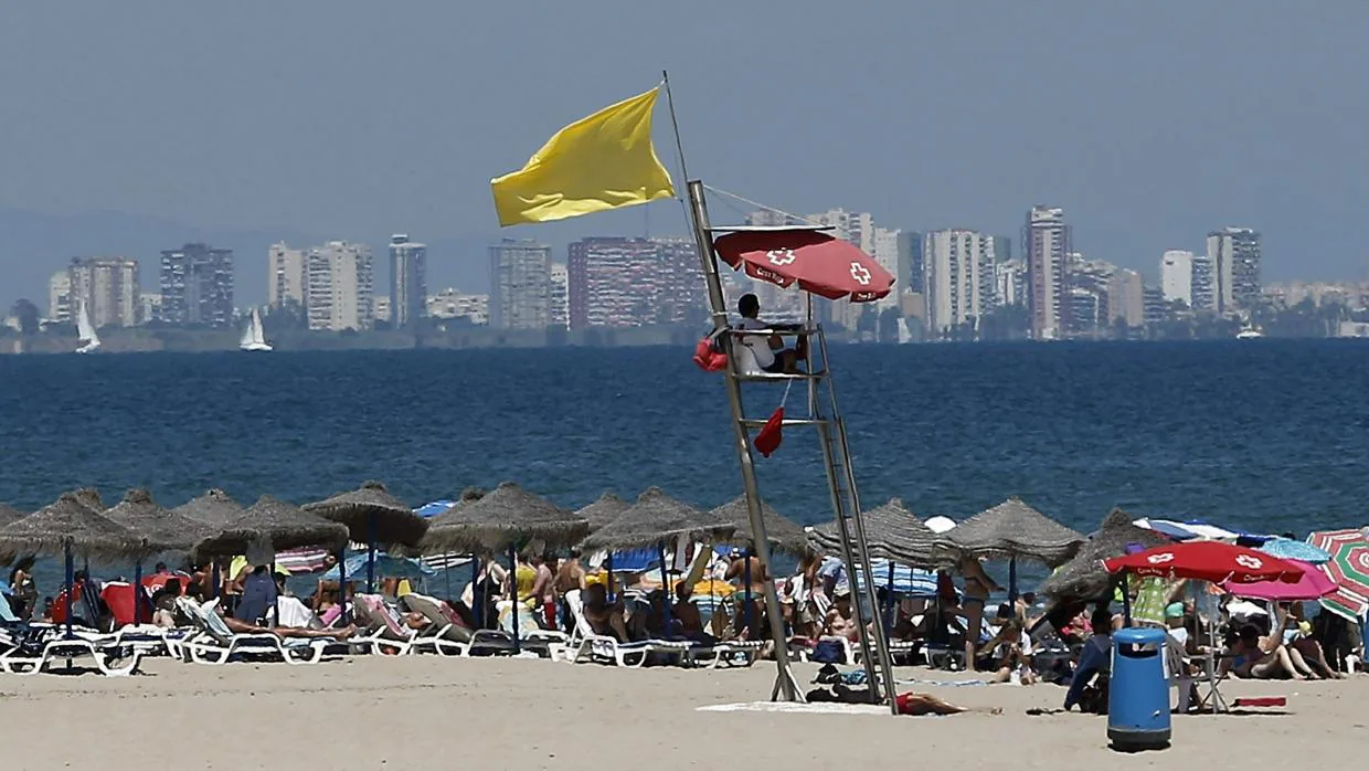 Un hombre de 73 años muere ahogado tras bañarse con bandera amarilla en  Vilanova i la Geltrú