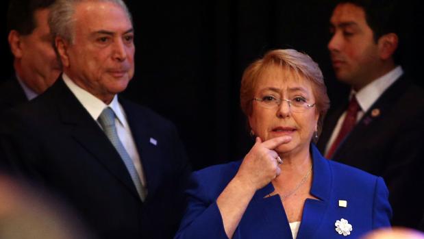 La presidenta Bachelet junto a su colega brasileño, Temer, en una cumbre hoy en Argentina