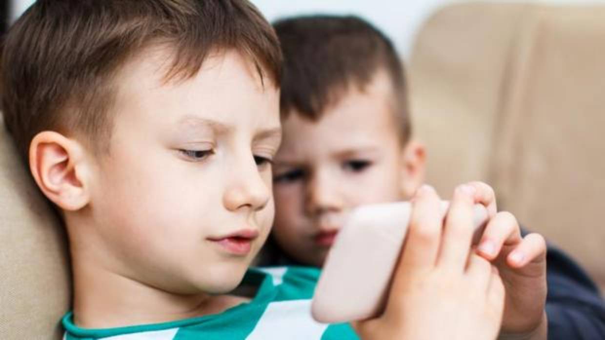 Dos niños utilizando un smartphone