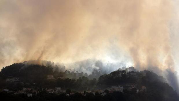 Vista general del humo producto de un incendio forestal en Carros cerca de Niza (Francia)