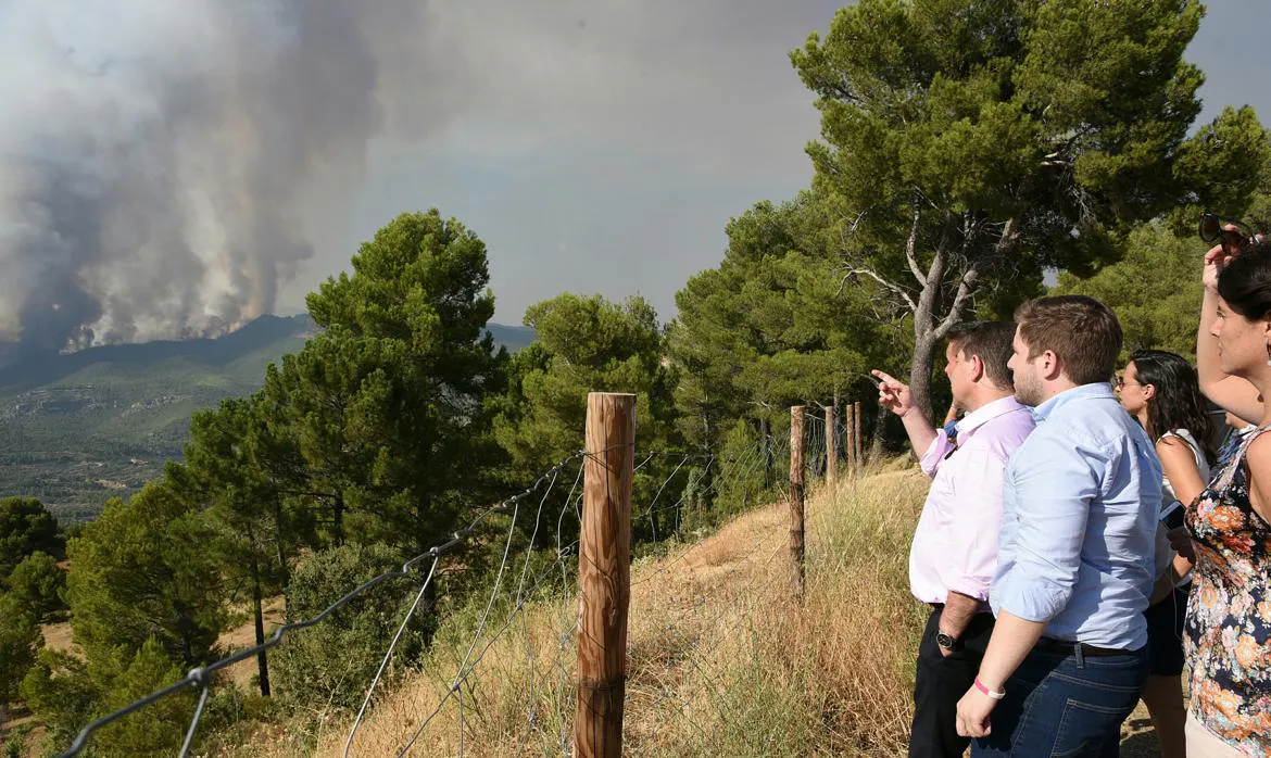 Emiliano García, presidente de Castilla-La Mancha durante su visita al Puesto de Mando del incendio de Yeste