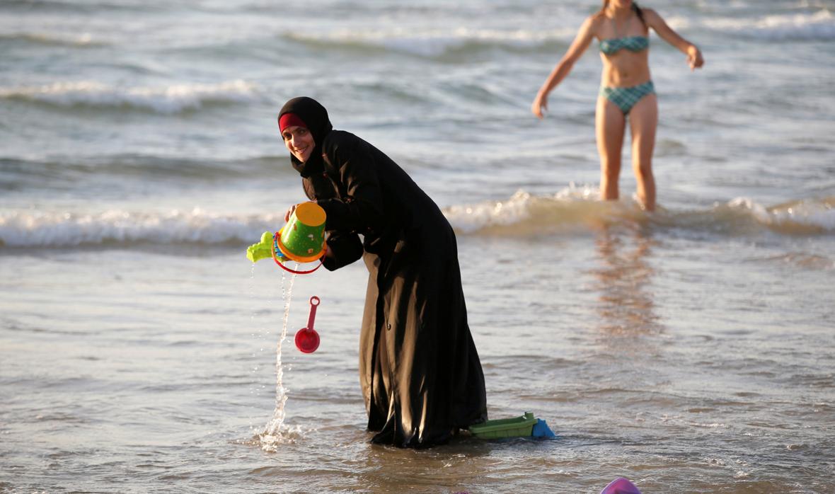 Mujer musulmana vestida con hiyab