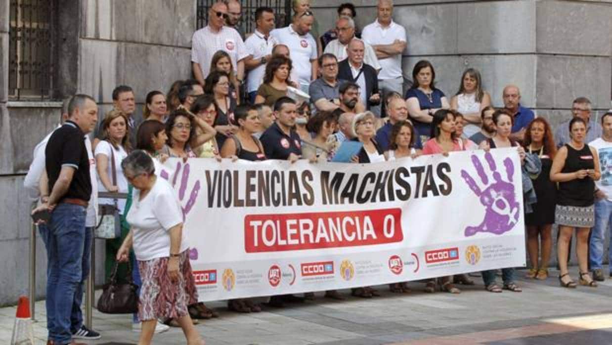Concentración en Oviedo contra las muertes a manos machistas