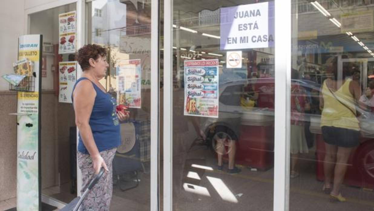 Un cartel solidario con Juana Rivas en la puerta un comercio de Maracena (Granada), que se ha volcado en solidaridad con su vecina
