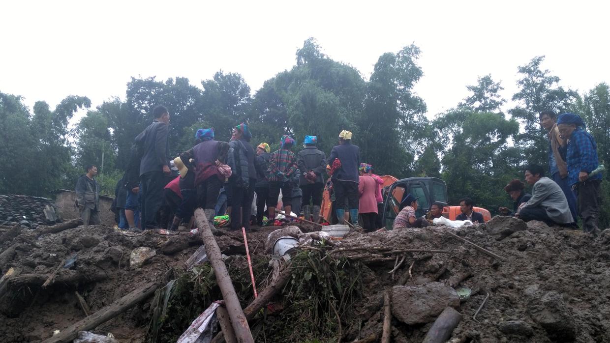 Varias personas esperan la evacuación en el sitio del terremoto de la provincia al sudoeste de Sichuan de China