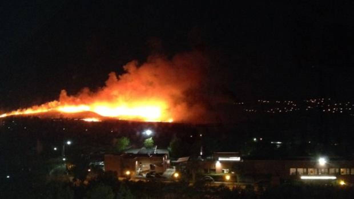 Declarado un aparatoso incendio en la entrada a Guadalajara