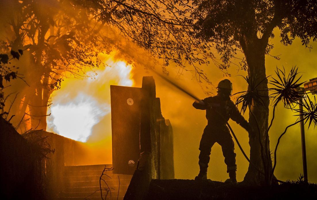 Un bombero trabaja en la extinción de un incendio en Funchal, isla de Madeira