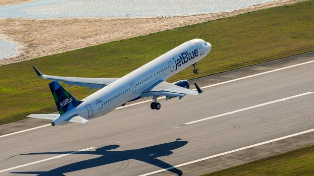 El misterioso olor que está haciendo enfermar a los pasajeros de una aerolínea