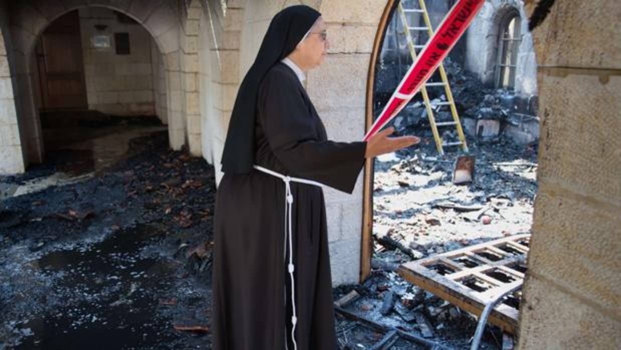 Una monja, frente a una habitación destrozada en el norte de Israel
