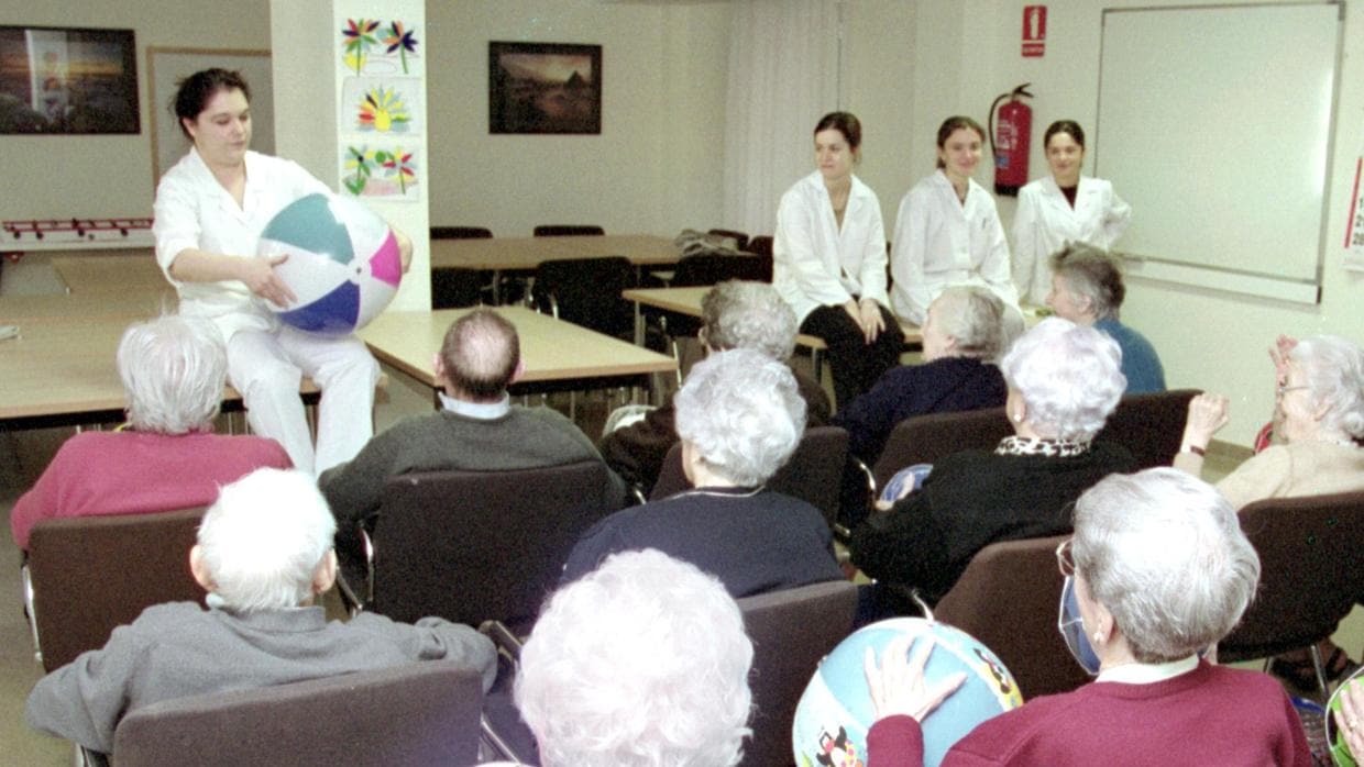 Un grupo de mayores asiste a una charla en una residencia