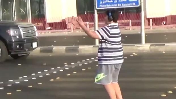 La Policía saudí detiene a un adolescente por bailar la Macarena en la calle