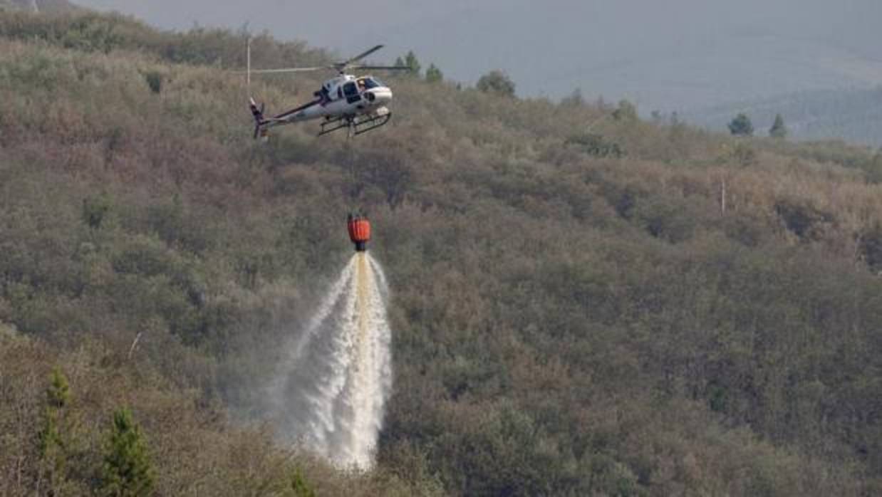 Un helicóptero trabajando en la extinción de un incendio