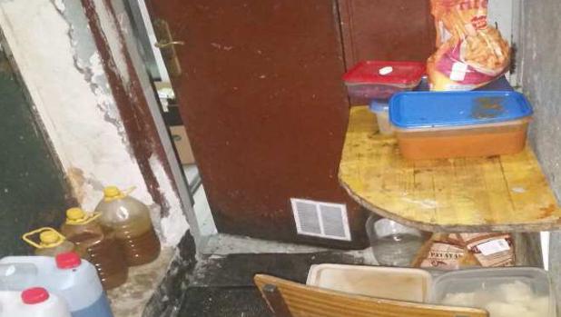 Precintada una tienda en Triana por vender comida caducada