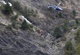 Miembros de los servicios de rescate llegan en helicóptero al área de alta montaña donde se estrelló un avión en los Alpes franceses