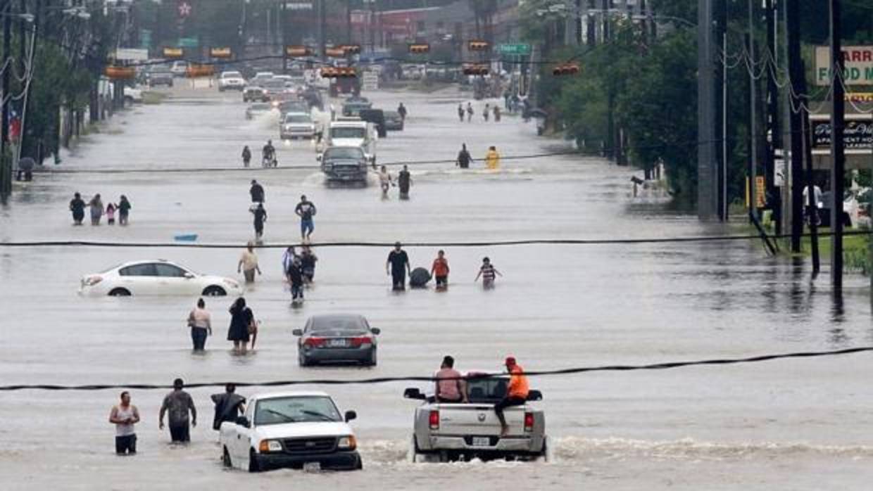 Una de las calles de Houston inundada tras el paso de «Harvey»