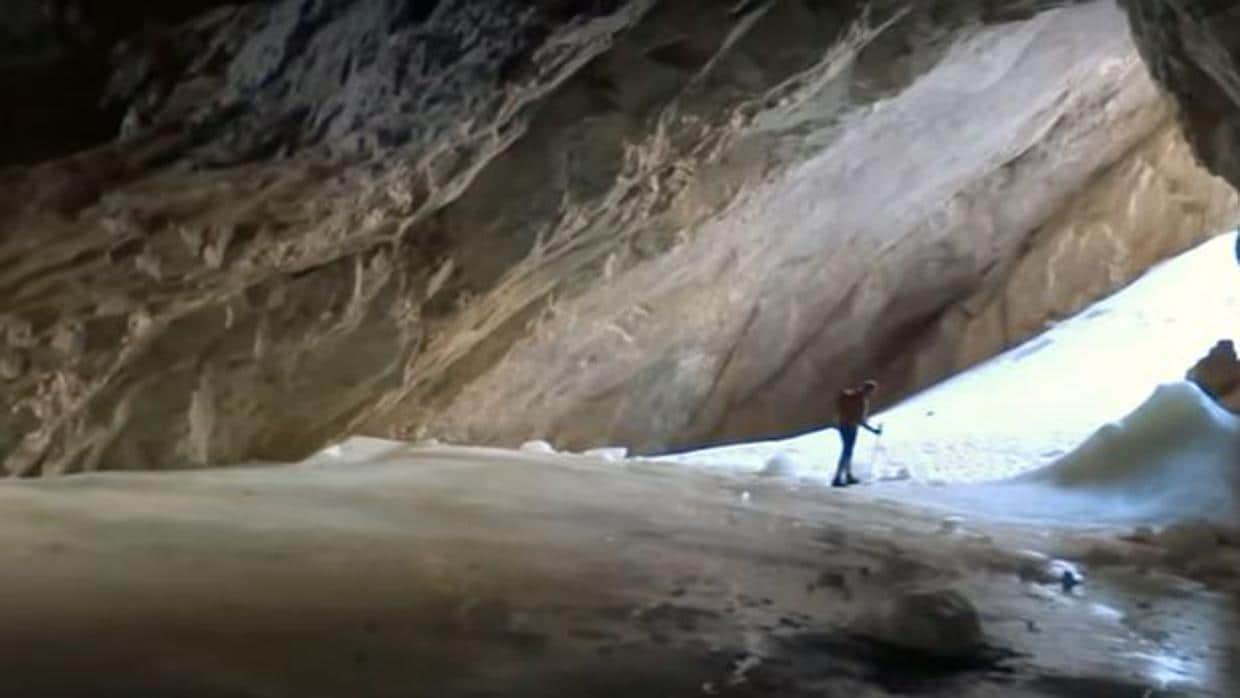 Imagen de la cueva de hielo de Peña Castil