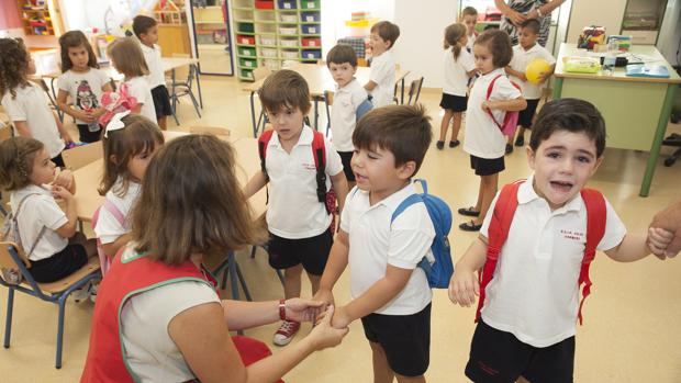 Arranca el curso escolar con menos tasas, los exámenes de septiembre y un pacto en el aire