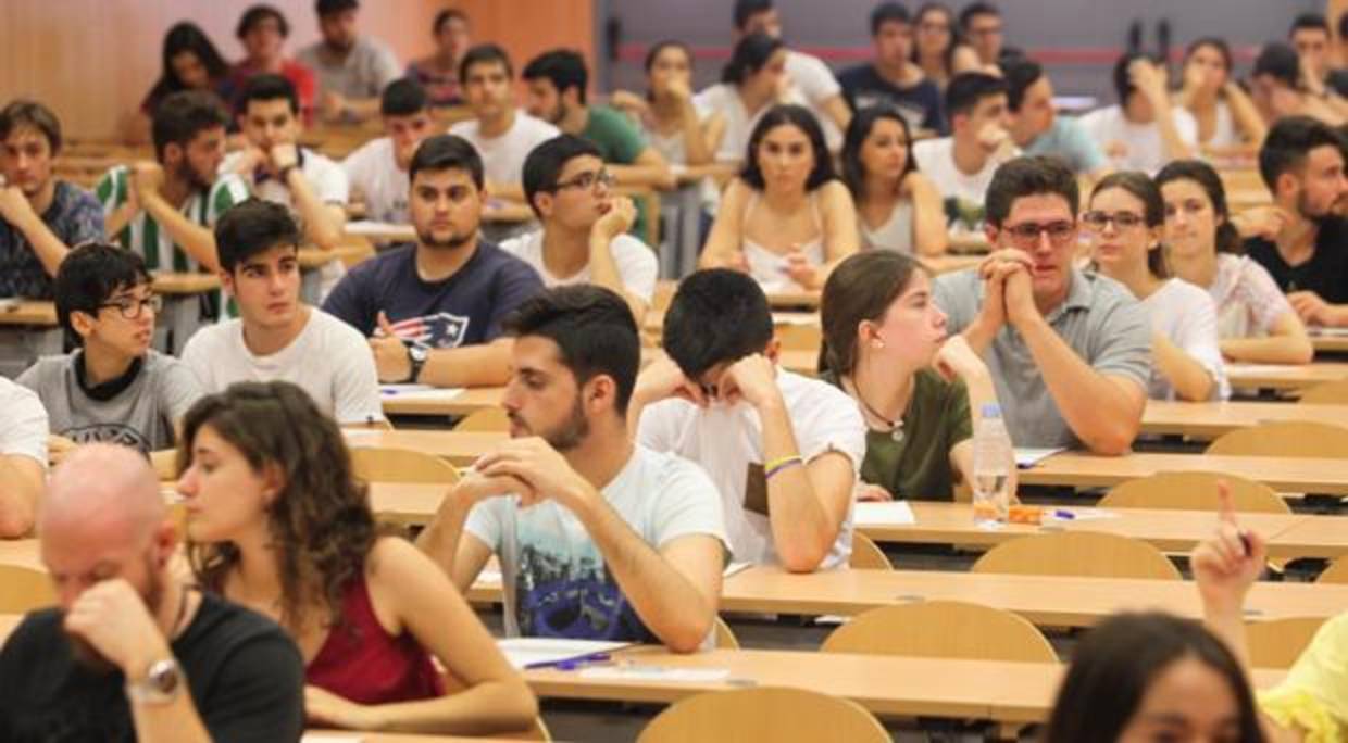 Alumnos esperando el examen de Selectividad