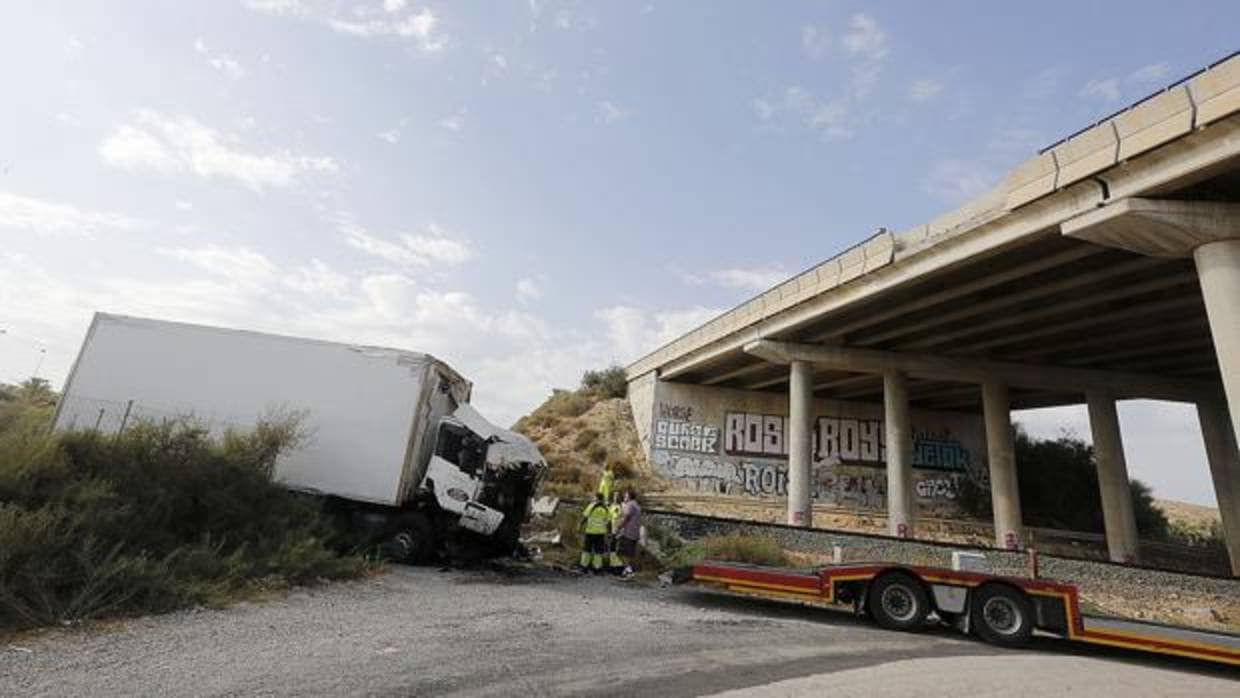 Estado en el que quedó el camión que circulaba por la N-338 (junto al aeropuerto de Alicante/Elche) tras caer por un puente junto a las vías del tren, a causa de un accidente múltiple por alcance, donde parece ser que no hay víctimas mortales