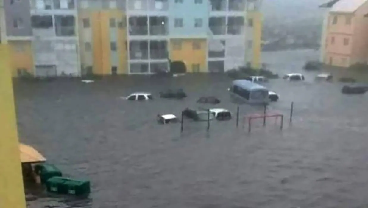 Calles inundadas en la isla caribeña de San Martin, donde Irma se cobró sus primeras víctimas mortales