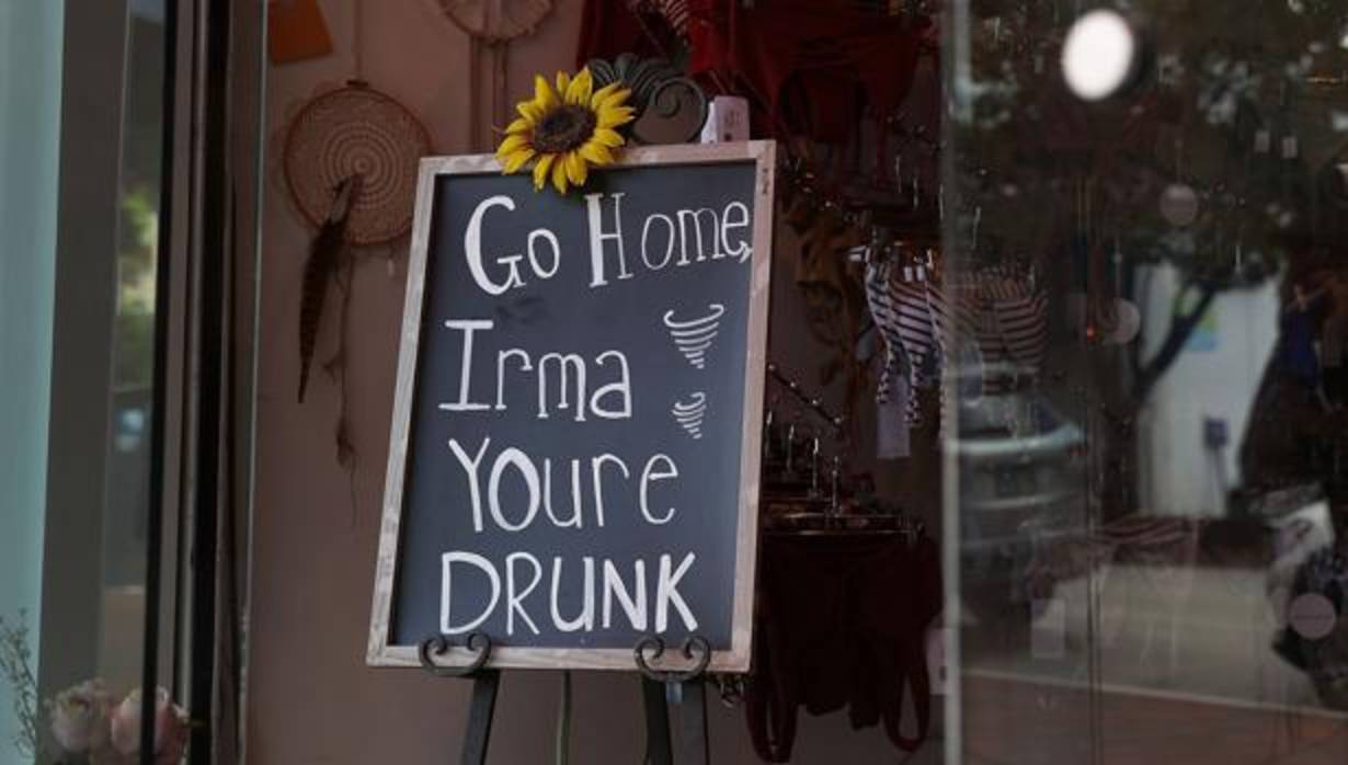 Un cartel en un bar anuncia la llega de Irma a Florida
