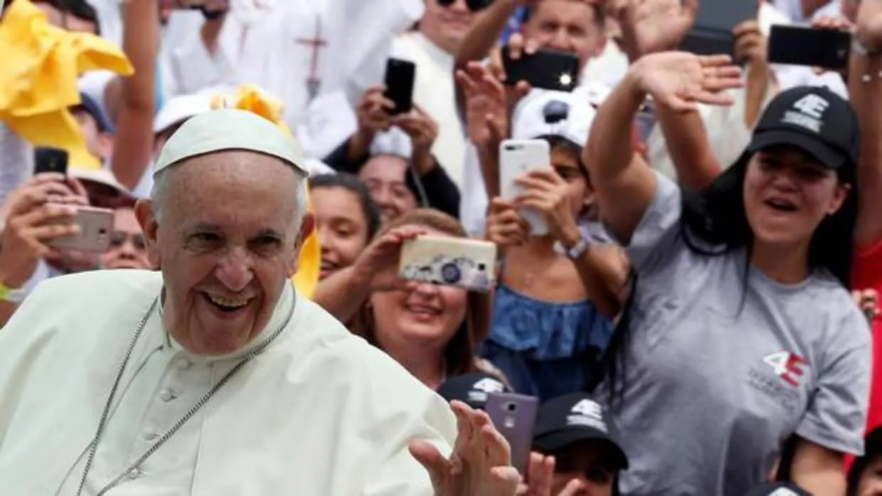 El Papa a su llegada al aeropuerto de Medellín, donde presidió una multitudinaria misa