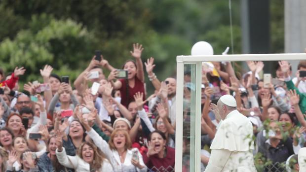 El Papa condena en Medellín a los «sicarios de la droga» que han destruido la vida de tantos jóvenes