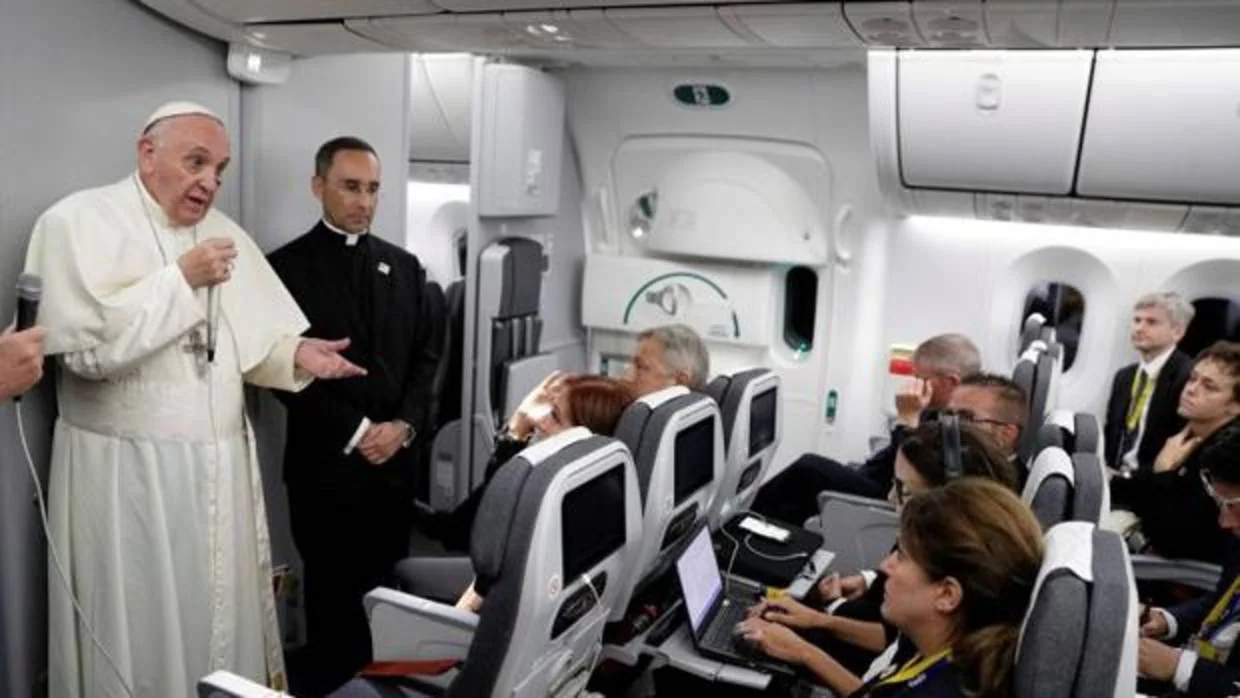 El Papa Francisco a bordo del avión de regro a Roma tras su visita a Colombia