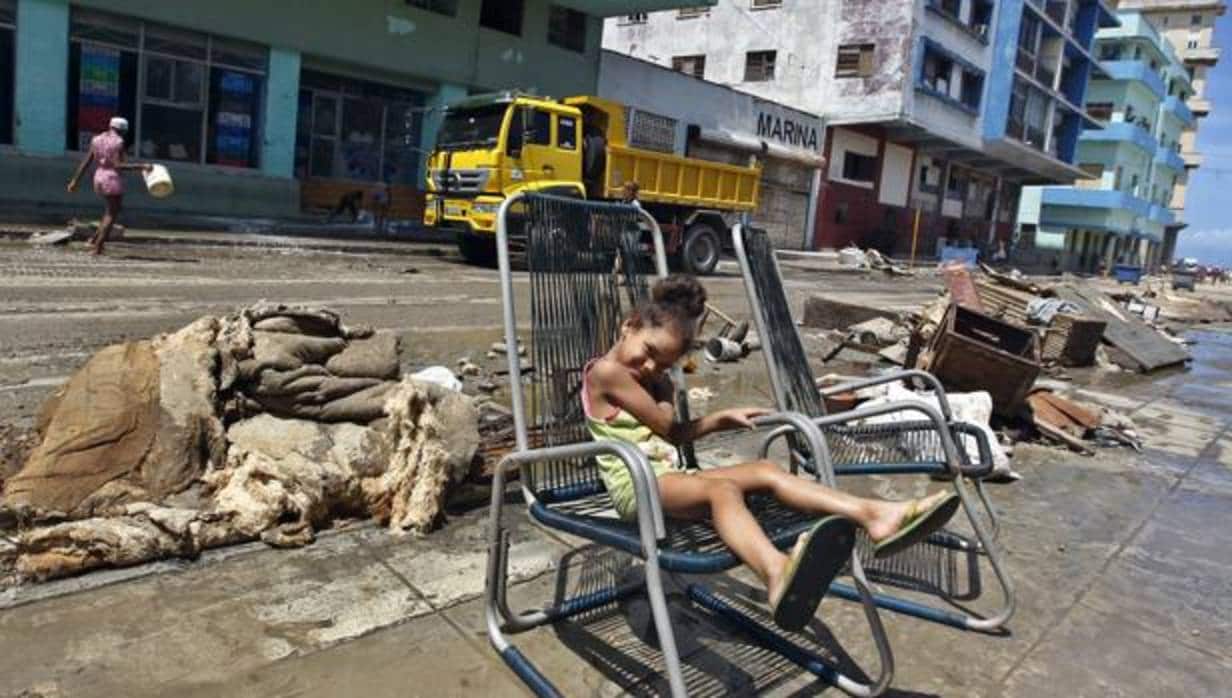 Una niña descansa fuera de su casa después del paso del huracán Irma por La Habana (Cuba)