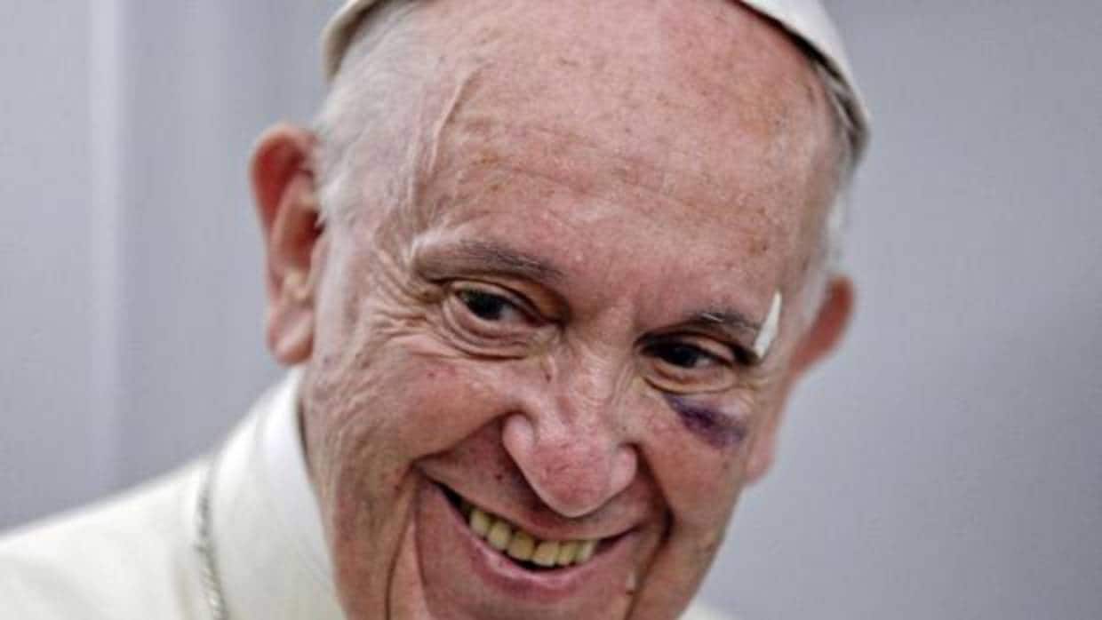 El Papa Francisco, este lunes, en el vuelo de regreso a Roma tras su visita a Colombia