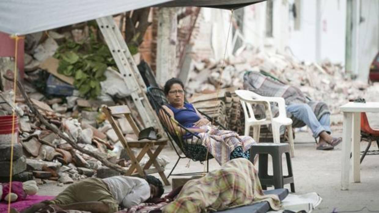Residentes del municipio de Juchitán duermen a las afueras de sus casas destruidas por el terremoto que afectó a México