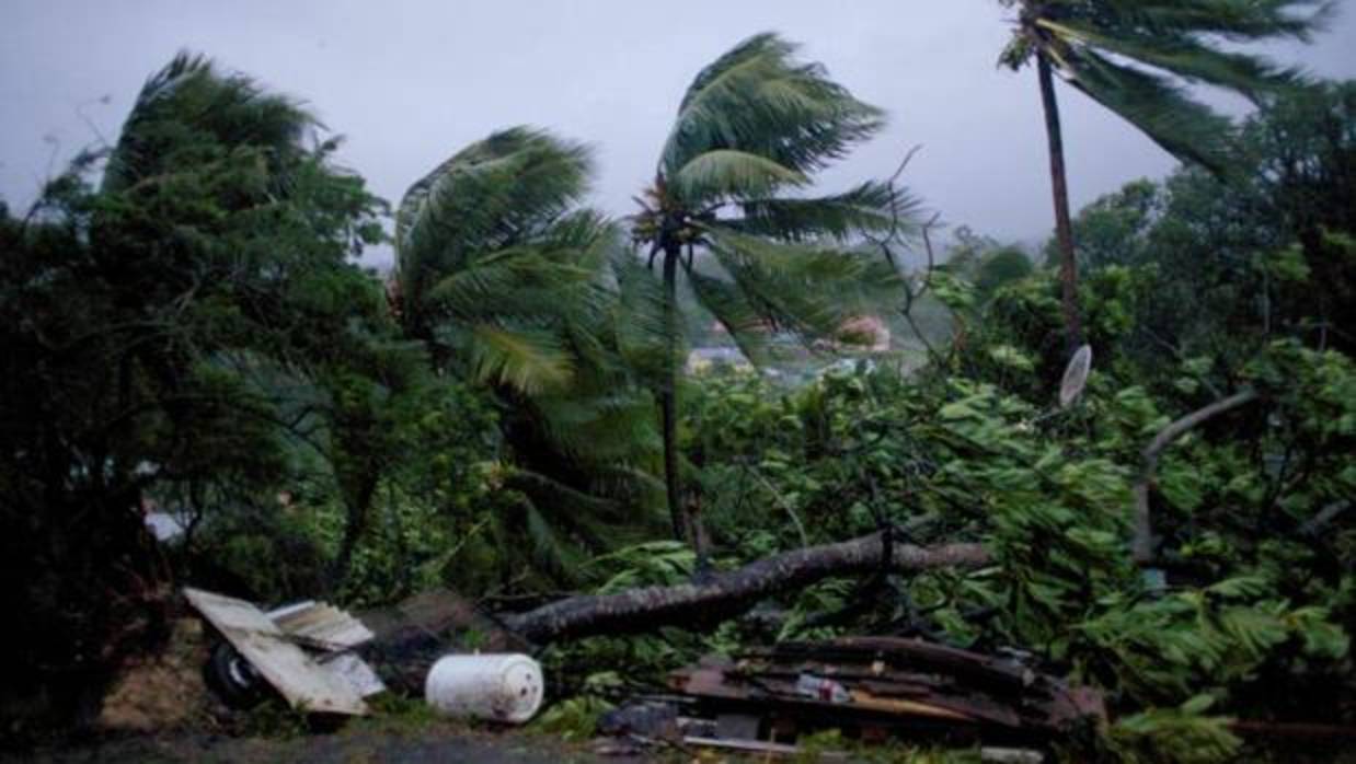 Un conductor sortea el agua en Martinica, la isla francesa afectada por el huracán María