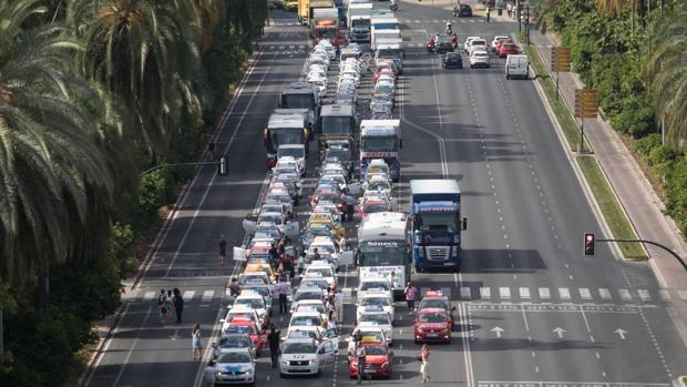 Las autoescuelas alertan de que los centros agonizan por la huelga de examinadores, que afecta a 150.000 alumnos