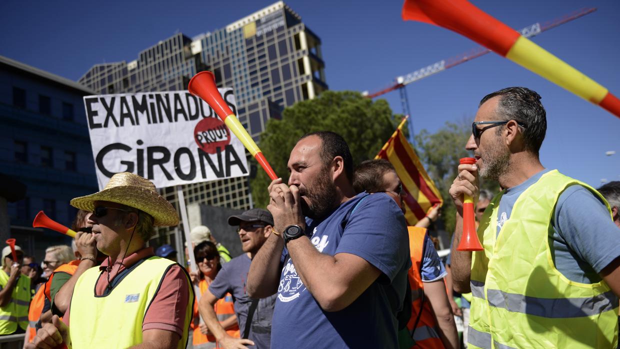Examinadores de tráfico protestan frente a las puertas de la DGT en Madrid